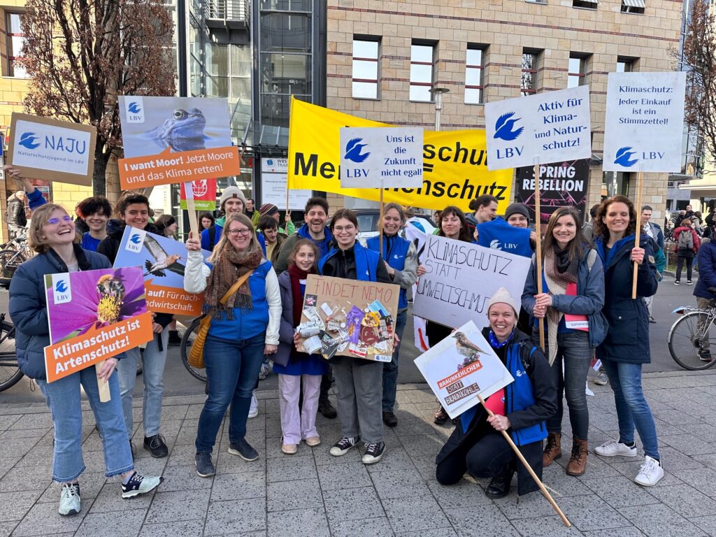 Gruppenfoto, NAJU und LBV mit Demo-Schildern auf dem Klimastreik in Nürnberg am 03. März 2023